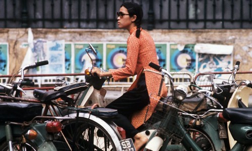 Vietnam War 1972 - Cô gái Saigon trên xe Honda phía trước tường rào của Bưu điện Trung tâm