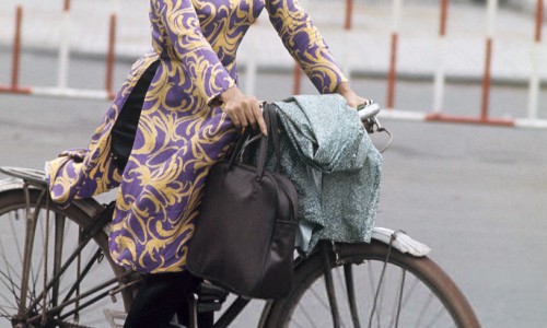 Vietnam War 1972 - Một phụ nữ Saigon trên xe đạp