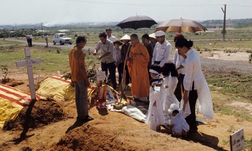 Vietnam War 1972 - An táng tử sĩ VNCH tại Nghĩa trang QĐ Biên Hòa