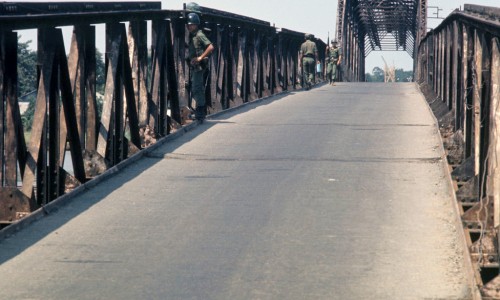 Vietnam War 1972 - Một cây cầu ở Saigon