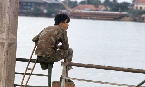 Vietnam War 1972 - Một thương binh ngắm cảnh sông Saigon