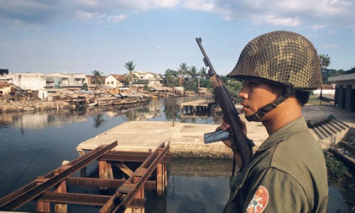 Vietnam War 1972 - Canh gác trên cầu Thị Nghè