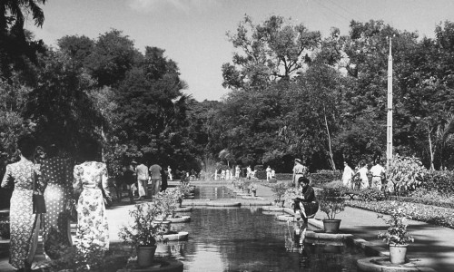 SAIGON 1948 - Locals enjoying the town garden, in French Indochina