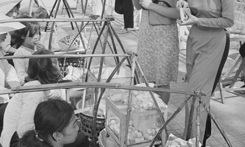 Women Shopping at the Market 18-11-67