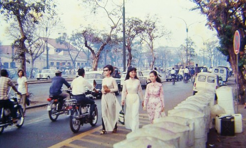 1967 Saigon Girls in Ao Dai&#x27;s - Đại lộ Hàm Nghi