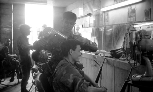 Vietnam War 1968 - Tet Offensive - Tiệm hớt tóc SÁU MẬP, kế góc ngã tư Hậu Giang - Thiệu Trị