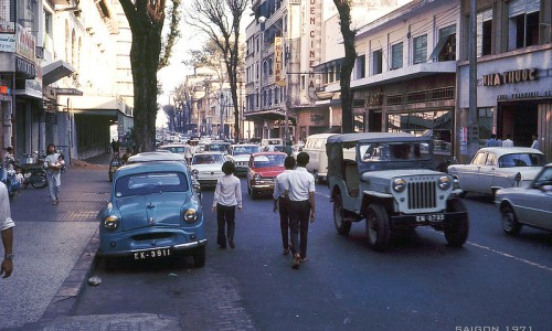 Saigon 1971 - Tu Do Street - EDEN CINEMA - Photo by Douglas Elgin