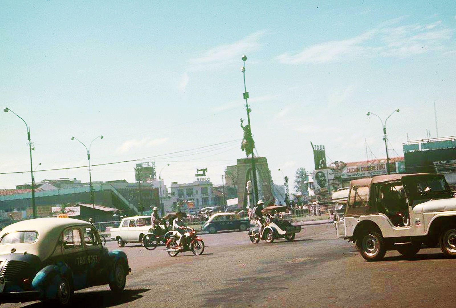 Saigon 1968-1970 by Steve Gillespie - Bùng binh chợ Bến Thành