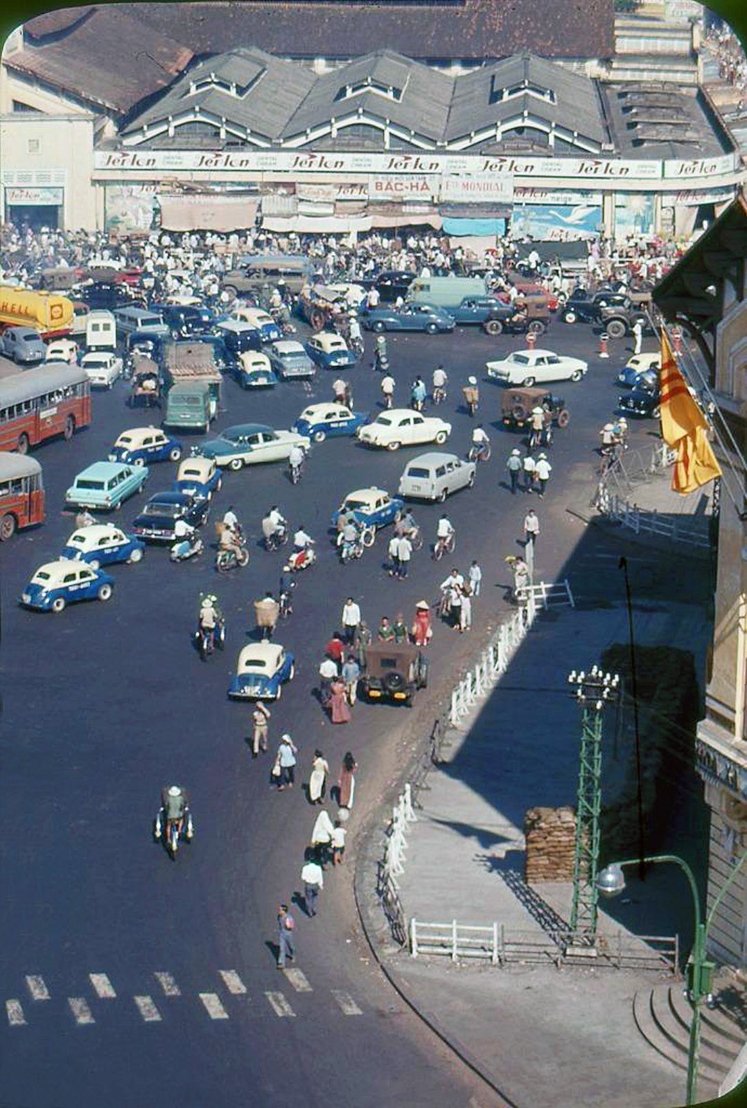 SAIGON 1965-66 - Very busy street scene