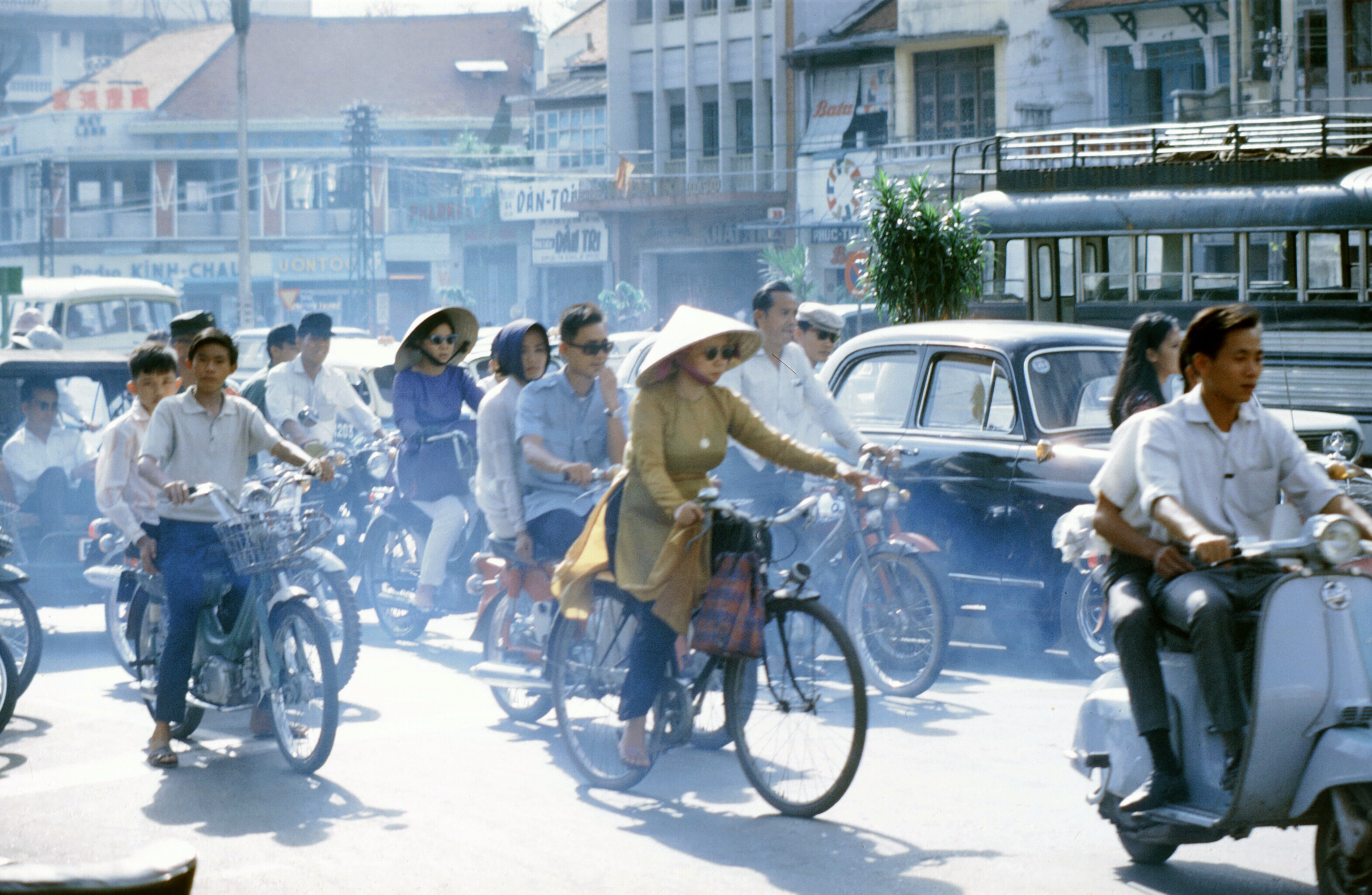 SAIGON 1969 - Photo by larsdh - Đường Lê Lợi cạnh ngã tư Lê Lợi-Công Lý, nhà sách Khai Trí (60-62 Lê Lợi)