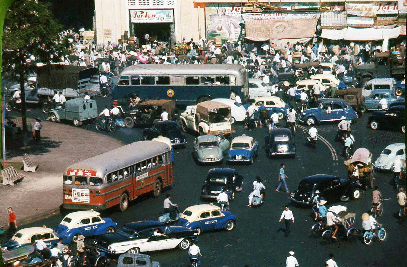 Chợ Tết chợ Bến Thành, Saigon 1965.