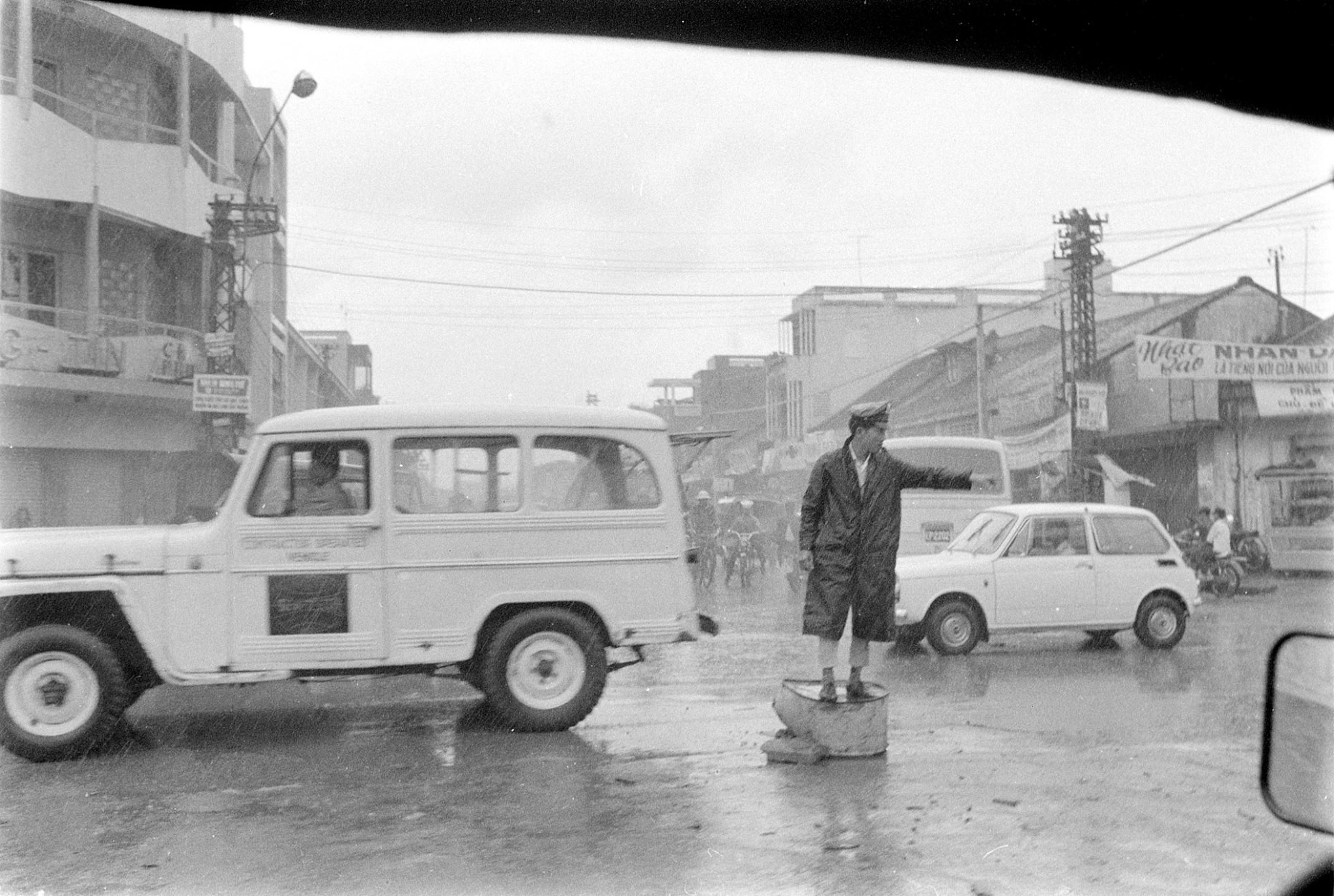 Ngã tư Phú Nhuận, Saigon 1965. Photo by Robert W. Kelley