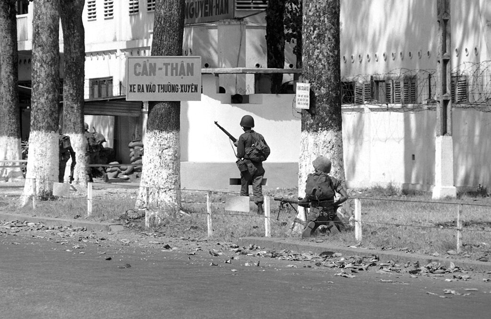 Vietnam War 1968 - SAIGON - Trại Trần Nguyên Hãn đối diện ĐH Y Khoa, bên trái là BV Hùng Vương