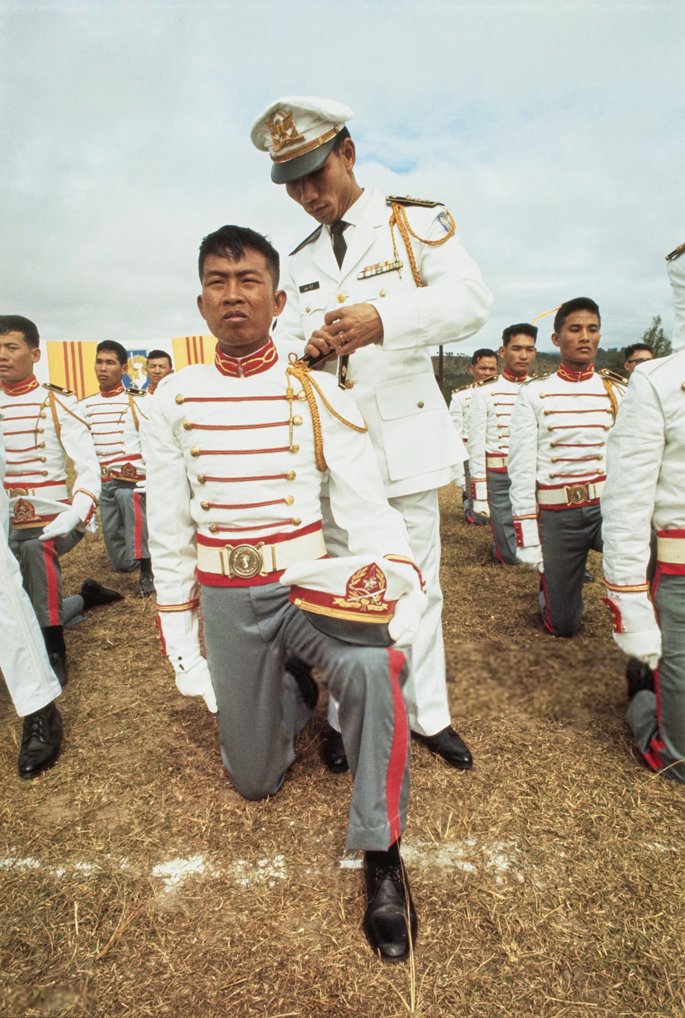 DALAT, 14-12-1969 - Lễ mãn khóa 22B tại Trường Võ Bị Quốc Gia Việt Nam (Đà Lạt) Sĩ Quan cán bộ gắn lon cho Tân Thiếu Úy tốt nghiệp