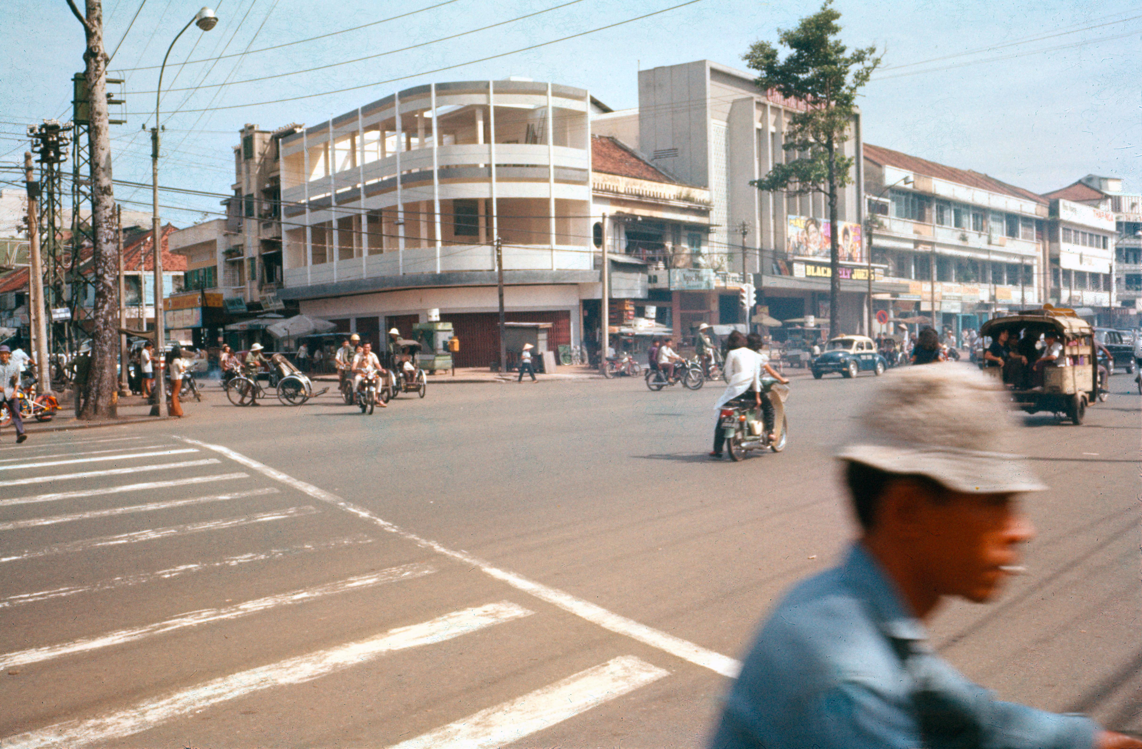 SAIGON 1974 - Ngã tư Trần Hưng Đạo-Đề Thám - Rạp Nguyễn Văn Hảo