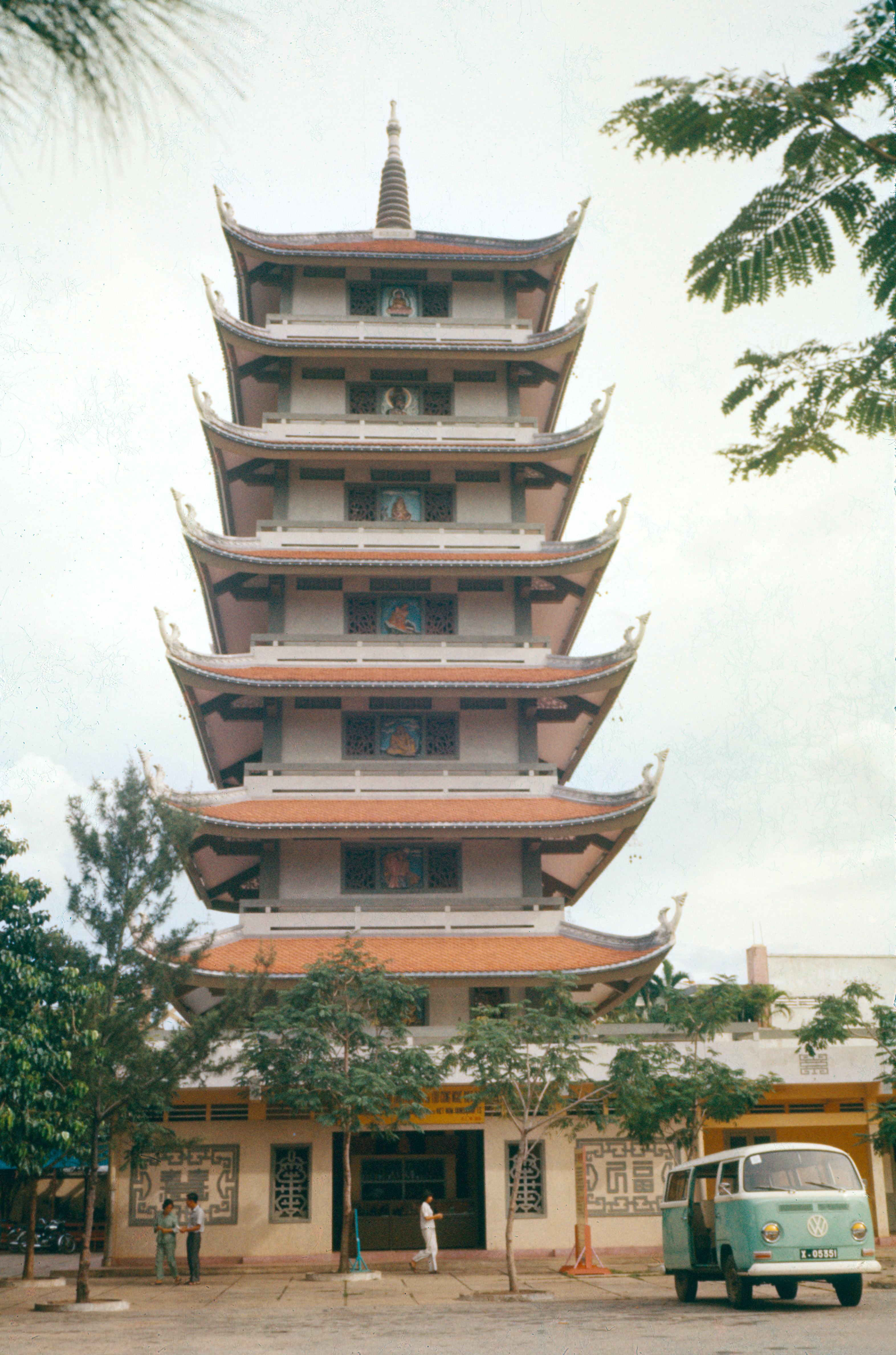 SAIGON 1974 - Tháp chùa Vĩnh Nghiêm