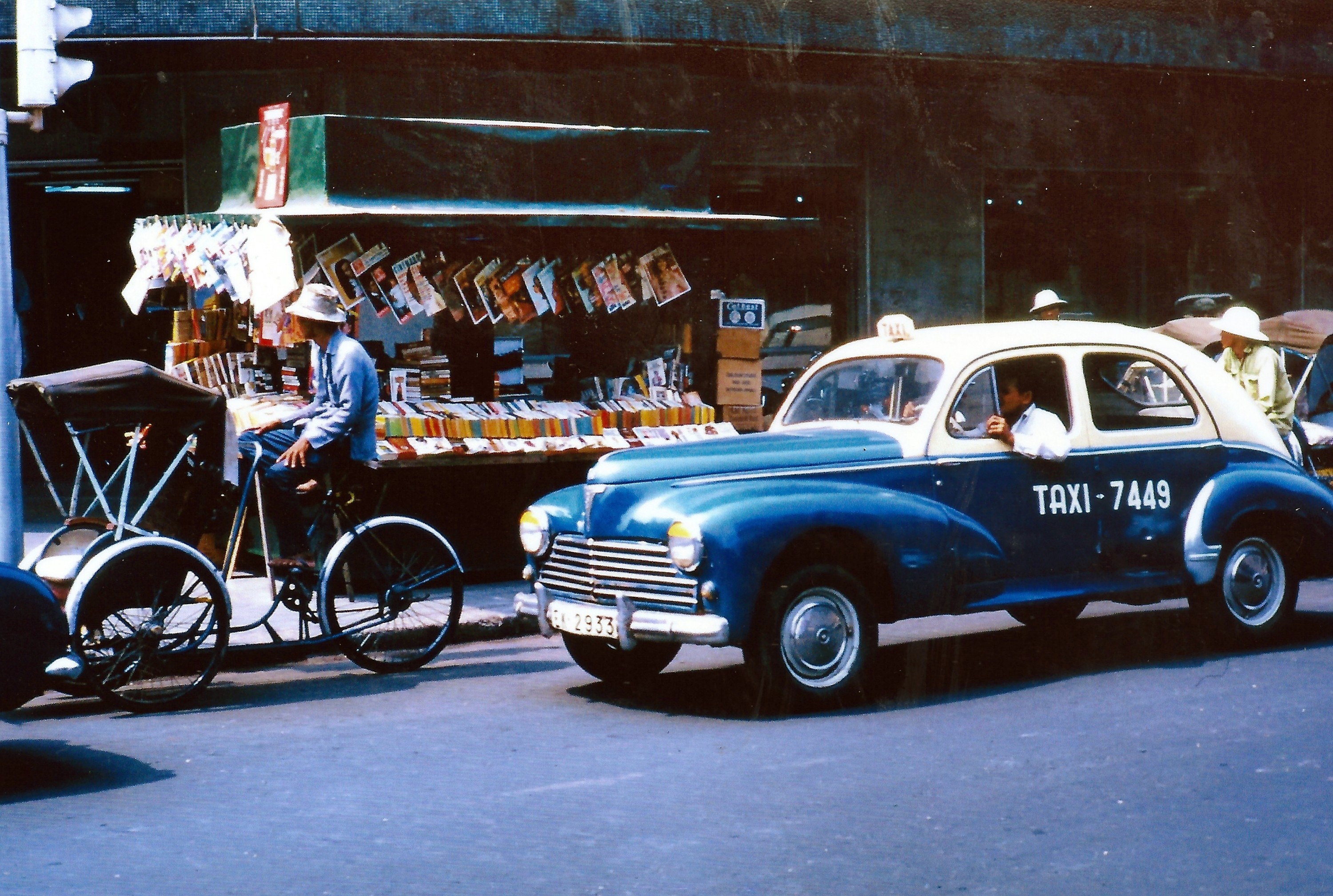 SAIGON 1970 - Newstand on Tu Do - Quầy báo góc Tự Do-Nguyễn Văn Thinh