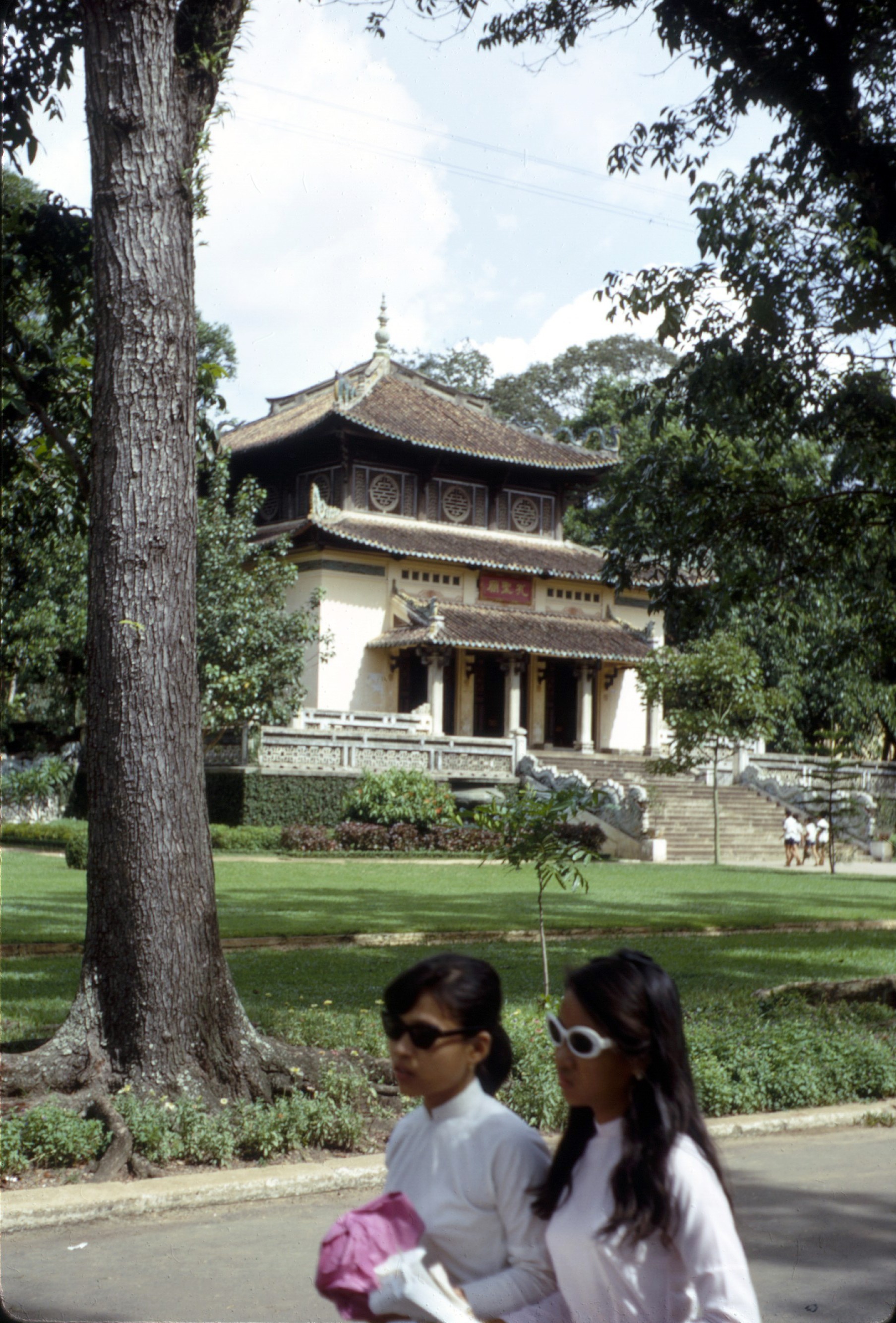 SAIGON 1967 - Botanical gardens, pagoda