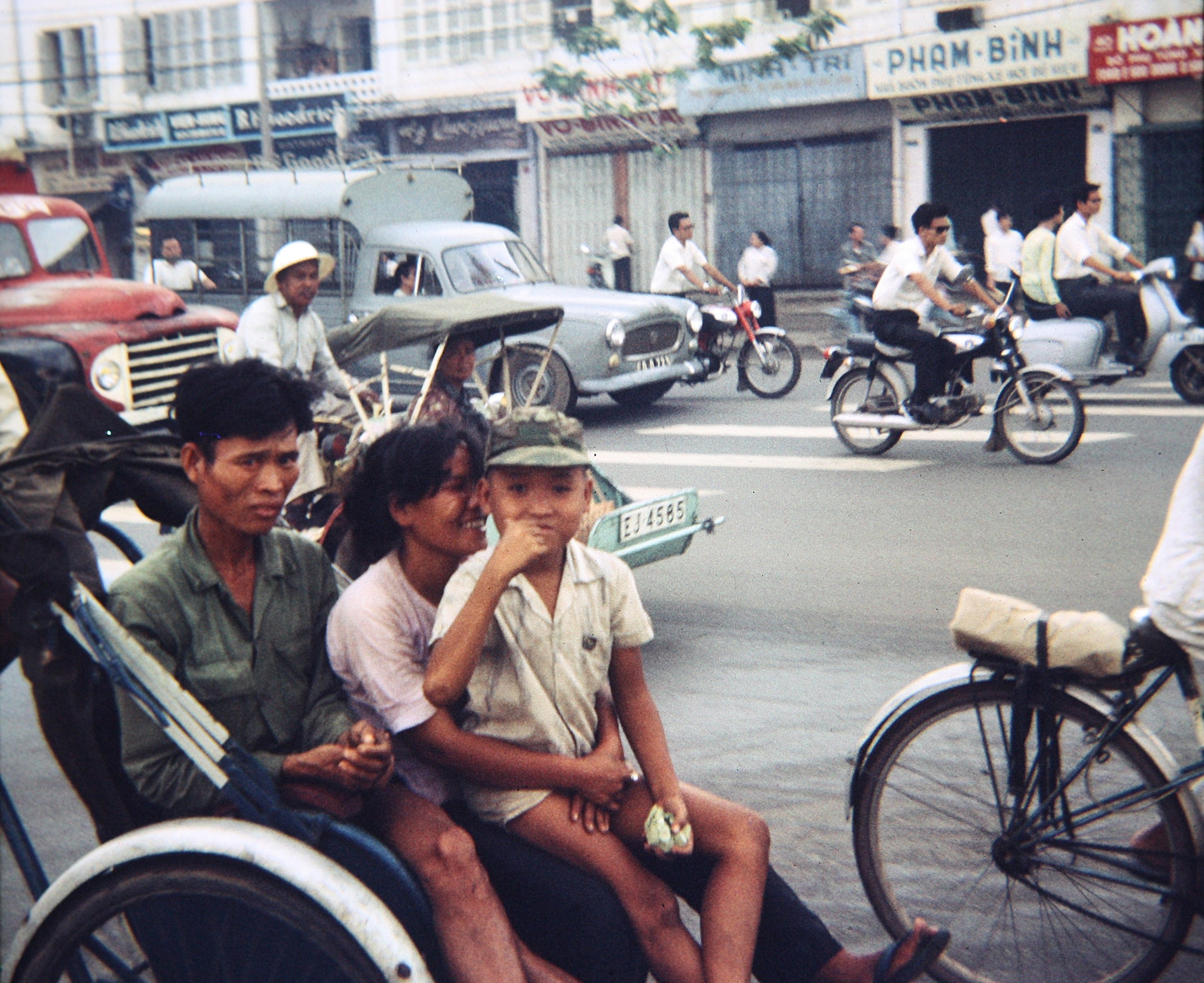 Saigon 1960s - Đường Trần Hưng Đạo cạnh ngã tư THĐ-Đề Thám