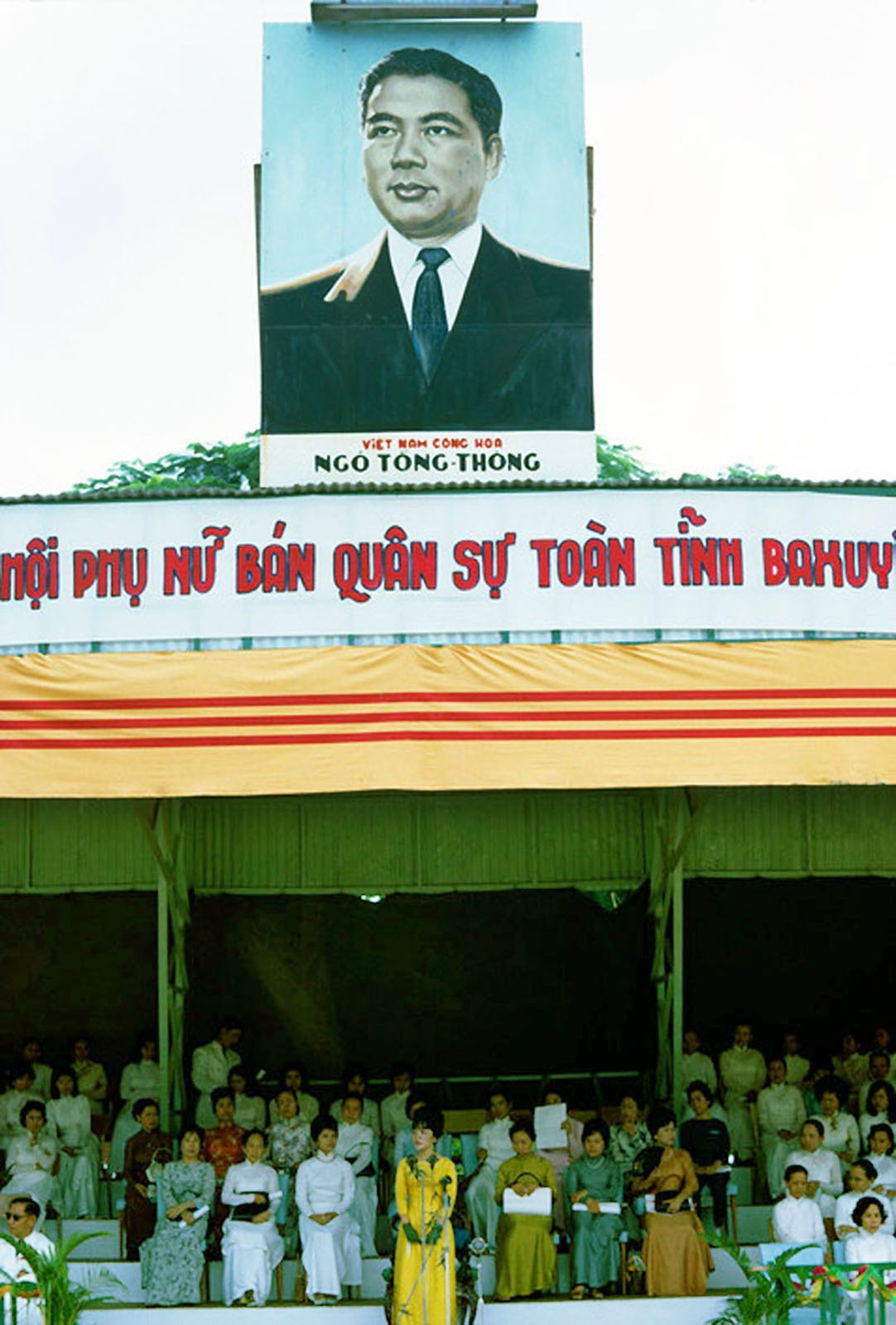 Nam Viêt Nam 1963 - Bà Ngô Đình Nhu phát biểu tại Đại hội Phụ nữ Bán quân sự toàn tỉnh Ba Xuyên, tại tỉnh lỵ Sóc Trăng