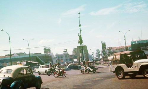 Saigon 1968-1970 by Steve Gillespie - Bùng binh chợ Bến Thành