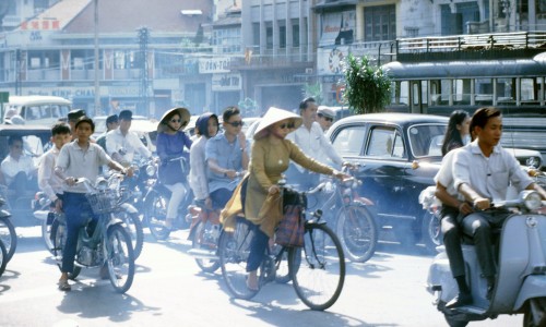SAIGON 1969 - Photo by larsdh - Đường Lê Lợi cạnh ngã tư Lê Lợi-Công Lý, nhà sách Khai Trí (60-62 Lê Lợi)