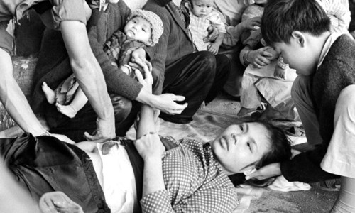 Vietnam War 1968 - HUẾ Starving and injured civilians are treated inside the Imperial Palace in Hue, Vietnam on Feb. 26, 1968, where they had stayed 25 days. (AP Photo/Eddie Adams)