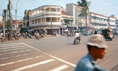 SAIGON 1974 - Ngã tư Trần Hưng Đạo-Đề Thám - Rạp Nguyễn Văn Hảo