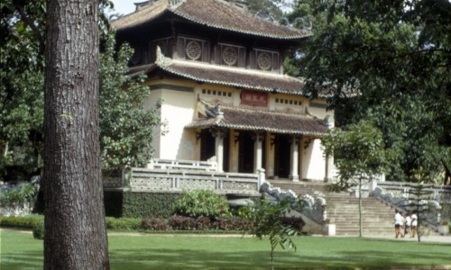SAIGON 1967 - Botanical gardens, pagoda