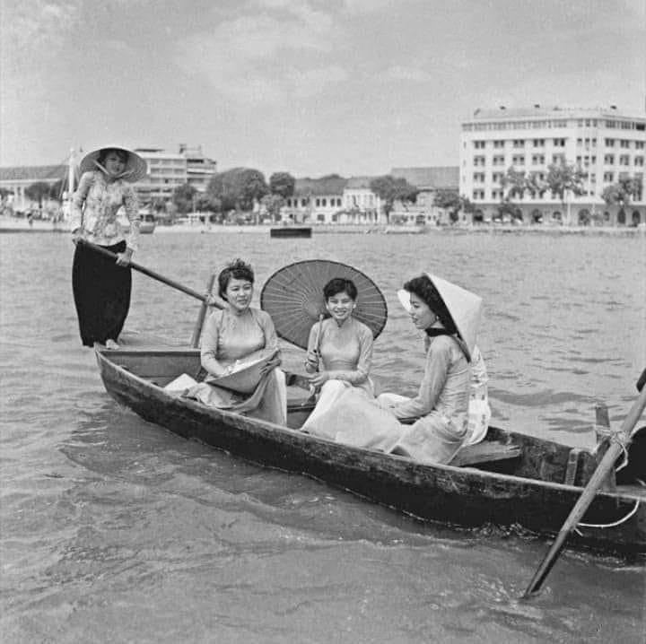 Đò ngang sông Saigon
