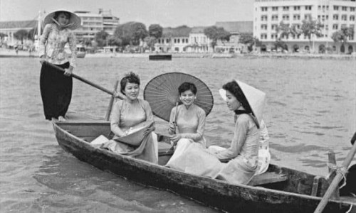 Đò ngang sông Saigon
