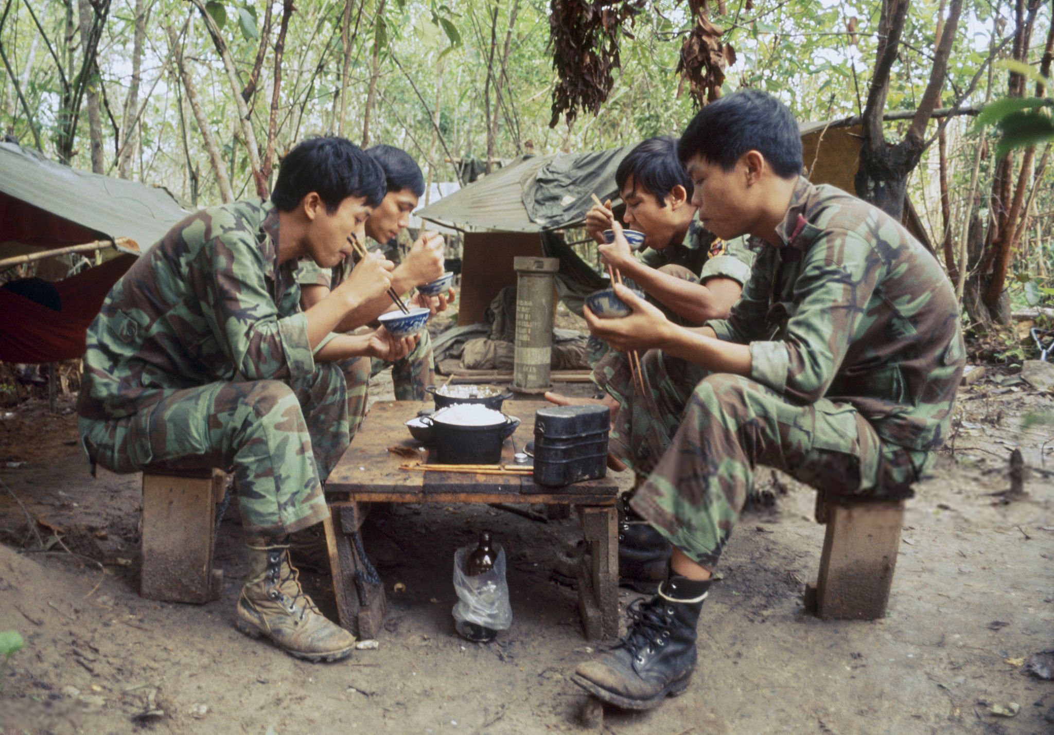 Binh sĩ Tiểu Đoàn 72 Liên Đoàn 21 BĐQ đang ăn một bữa cơm trong khu vực Hành quân ở Bản Đôn giáp Biên giới Cambodia vào cuối năm 1974