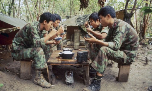 Binh sĩ Tiểu Đoàn 72 Liên Đoàn 21 BĐQ đang ăn một bữa cơm trong khu vực Hành quân ở Bản Đôn giáp Biên giới Cambodia vào cuối năm 1974