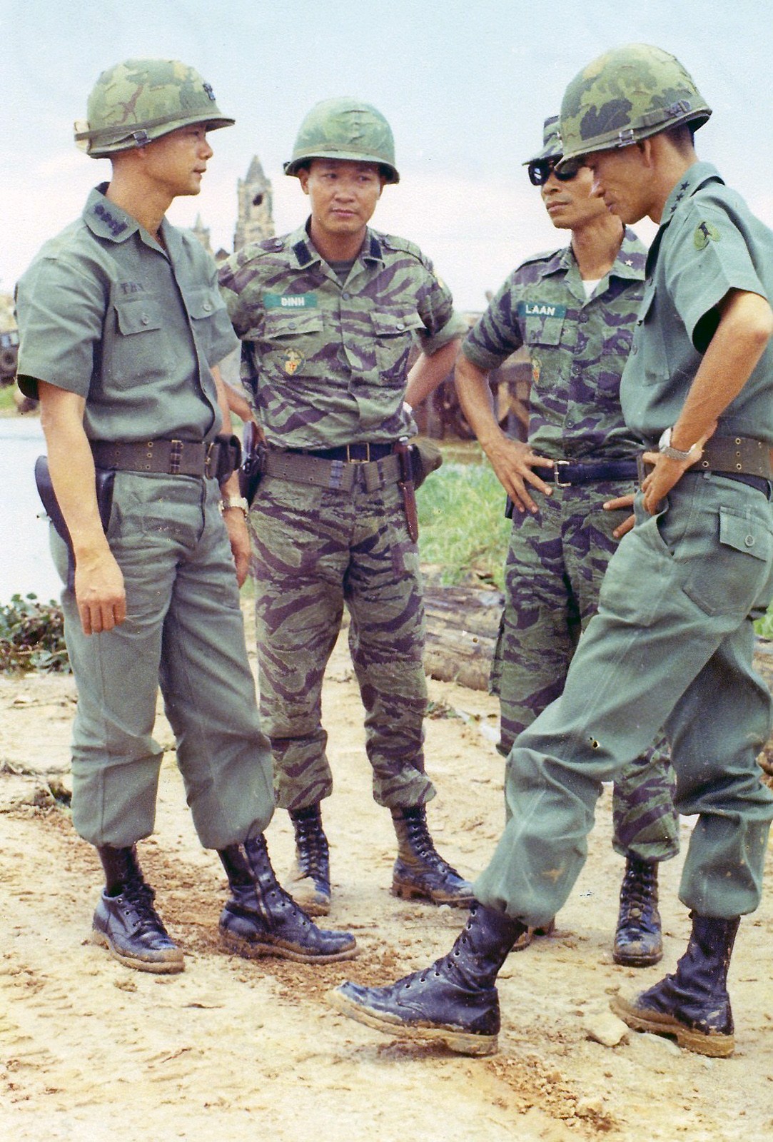 Mặt trận Quảng Trị - Huế 1972 - (từ trái qua) Đại tá Lê Văn Thân, tỉnh trưởng Thừa Thiên kiêm Thị trưởng TP Huế, Đại tá Ngô Văn Định Lữ đoàn trưởng LĐ 258 TQLC, Thiếu tướng Bùi Thế Lân Tư lệnh Sư đoàn TQLC, Trung tướng Ngô Quang Trưởng Tư lệnh QĐI và QKI