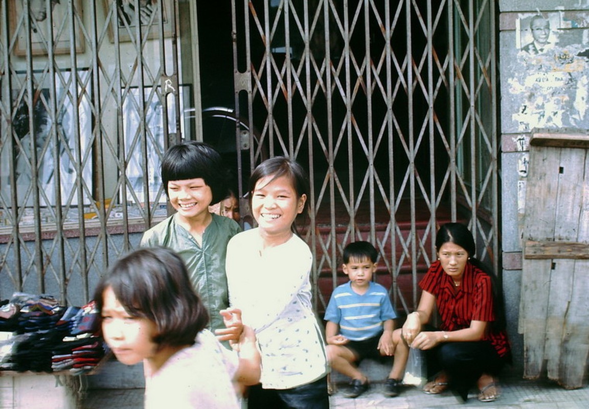 Trẻ em trên đường phố Sài Gòn.