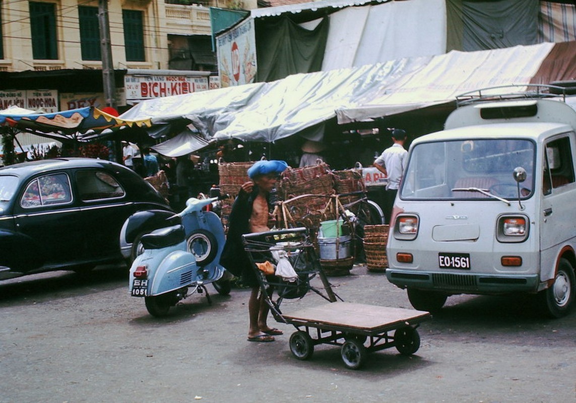 Đường Phan Châu Trinh, góc trái chợ Bến Thành.