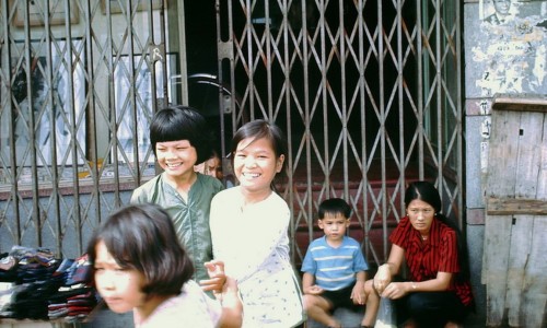 Trẻ em trên đường phố Sài Gòn.
