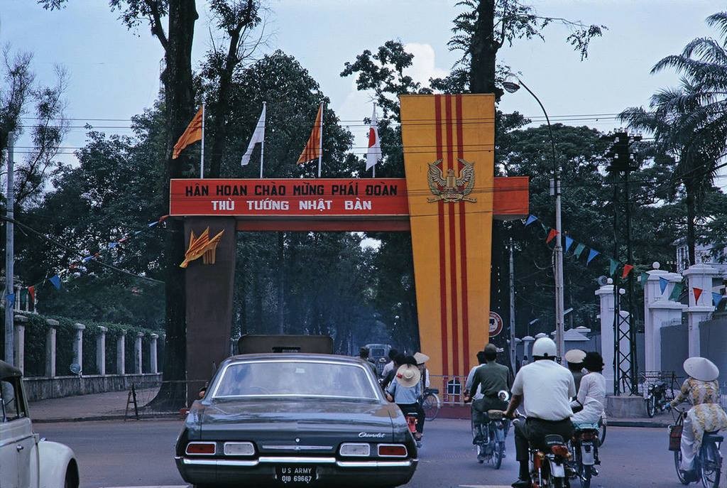 Cổng chào "Hân hoan chào mừng Phái đoàn Thủ tướng Nhật Bản" (Welcoming Prime Minister of Japan) tại ngã tư Công Lý và Hiền Vương ở Thủ Đô Saigon năm 1967.