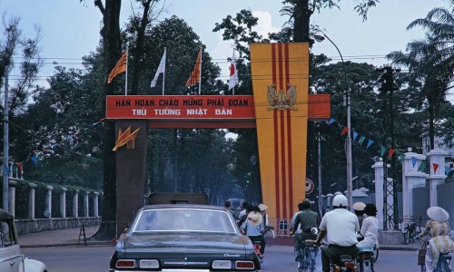Cổng chào "Hân hoan chào mừng Phái đoàn Thủ tướng Nhật Bản" (Welcoming Prime Minister of Japan) tại ngã tư Công Lý và Hiền Vương ở Thủ Đô Saigon năm 1967.