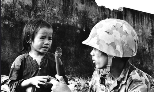 Người lính Cảnh Sát Dã Chiến và em bé Việt Nam trong cuộc hành quân tại thung lũng Quế Sơn , ngày 1 tháng 3 năm 1968.
