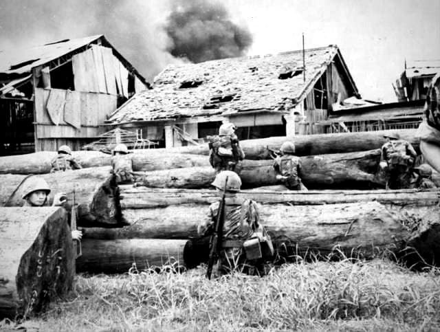 Ngoại thành Sài Gòn.Ngày 31 tháng 5 năm 1968.
Thủy Quân Lục Chiến núp sau những khối gỗ chuẩn bị xung phong