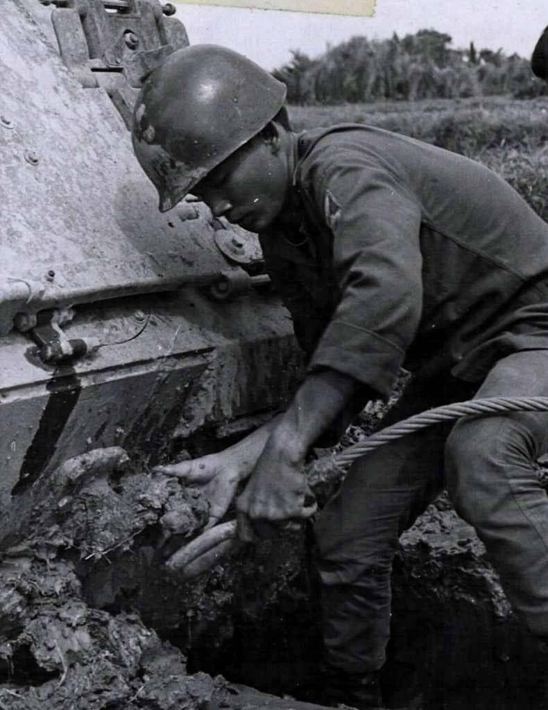 Người lính Thiết Giáp , Thiết đoàn 10 , lữ đoàn 3 Kỵ Binh, đang móc cáp để kéo một M113 bị lún trong bùn