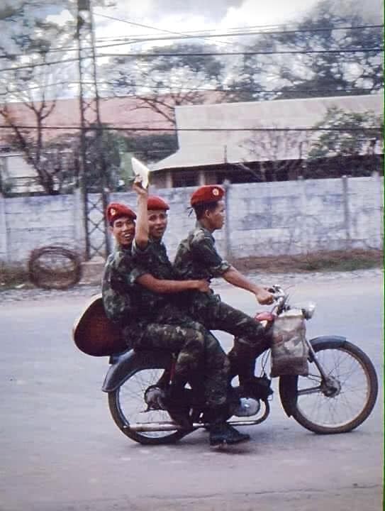 3 người lính Nhảy Dù đến trại Hoàng Hoa Thám.