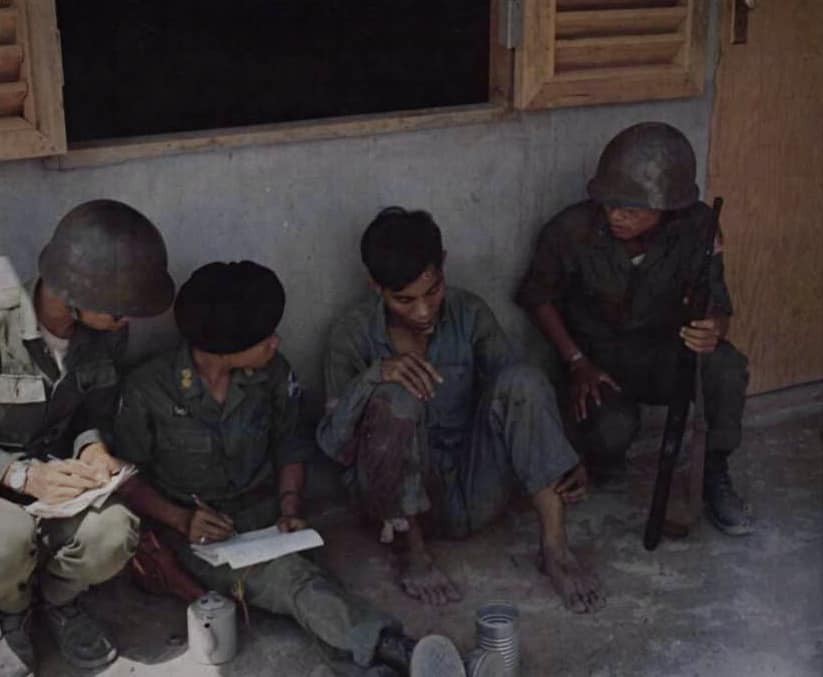 Người sĩ quan thuộc Thiết Đoàn 5 Kỵ Binh , đang lấy cung từ một tù binh , trong trận đánh tại Biên Hoà năm 1969.
