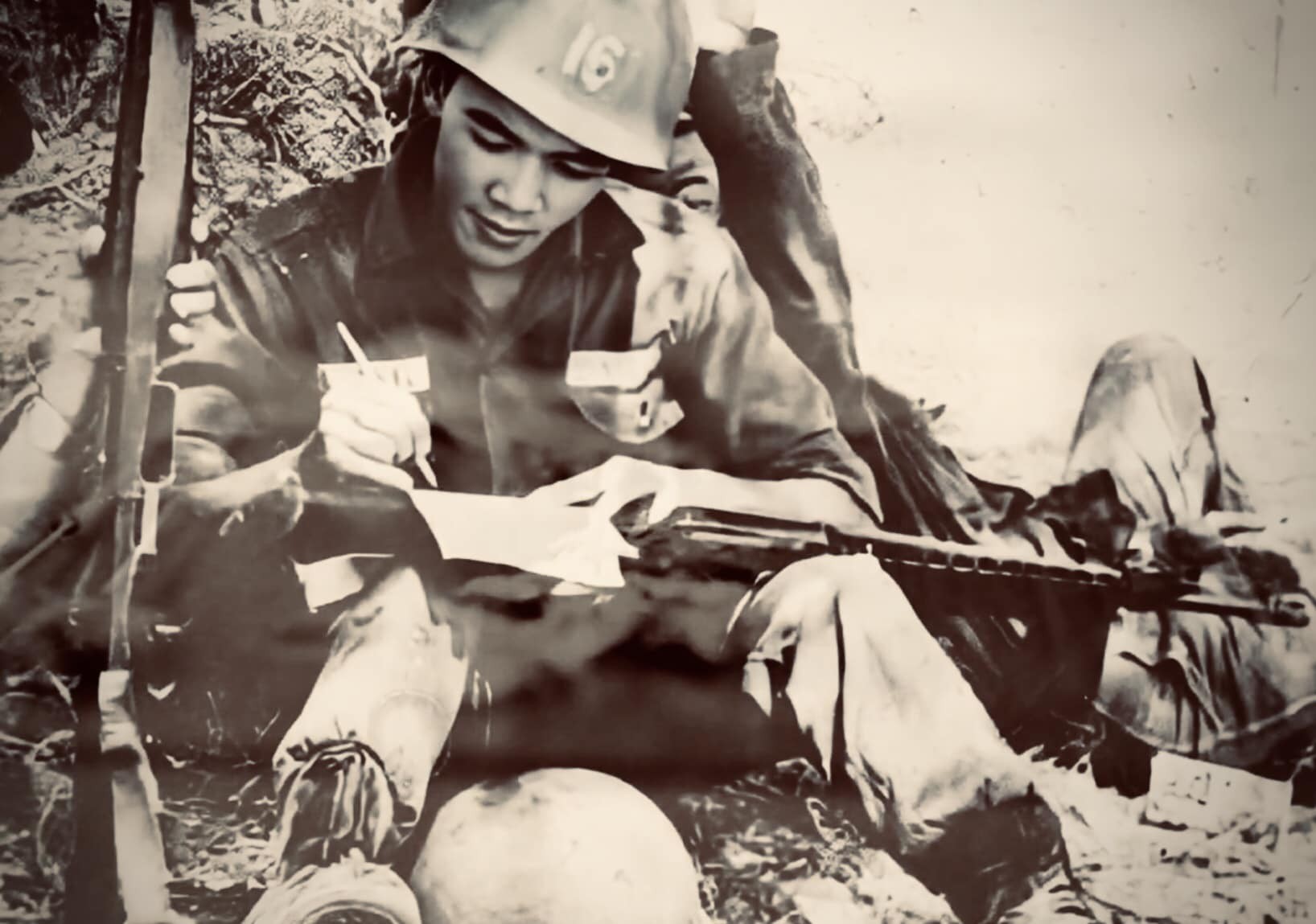 Viết thư cho em trong màu nắng quân trường 