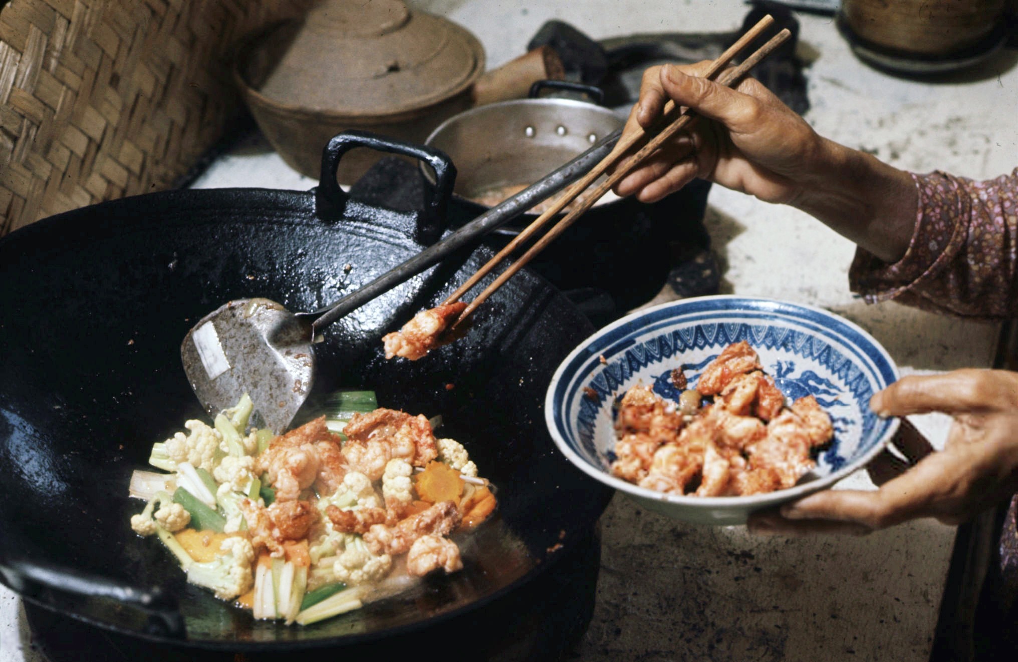 Món tôm xào súp lơ, cà rốt