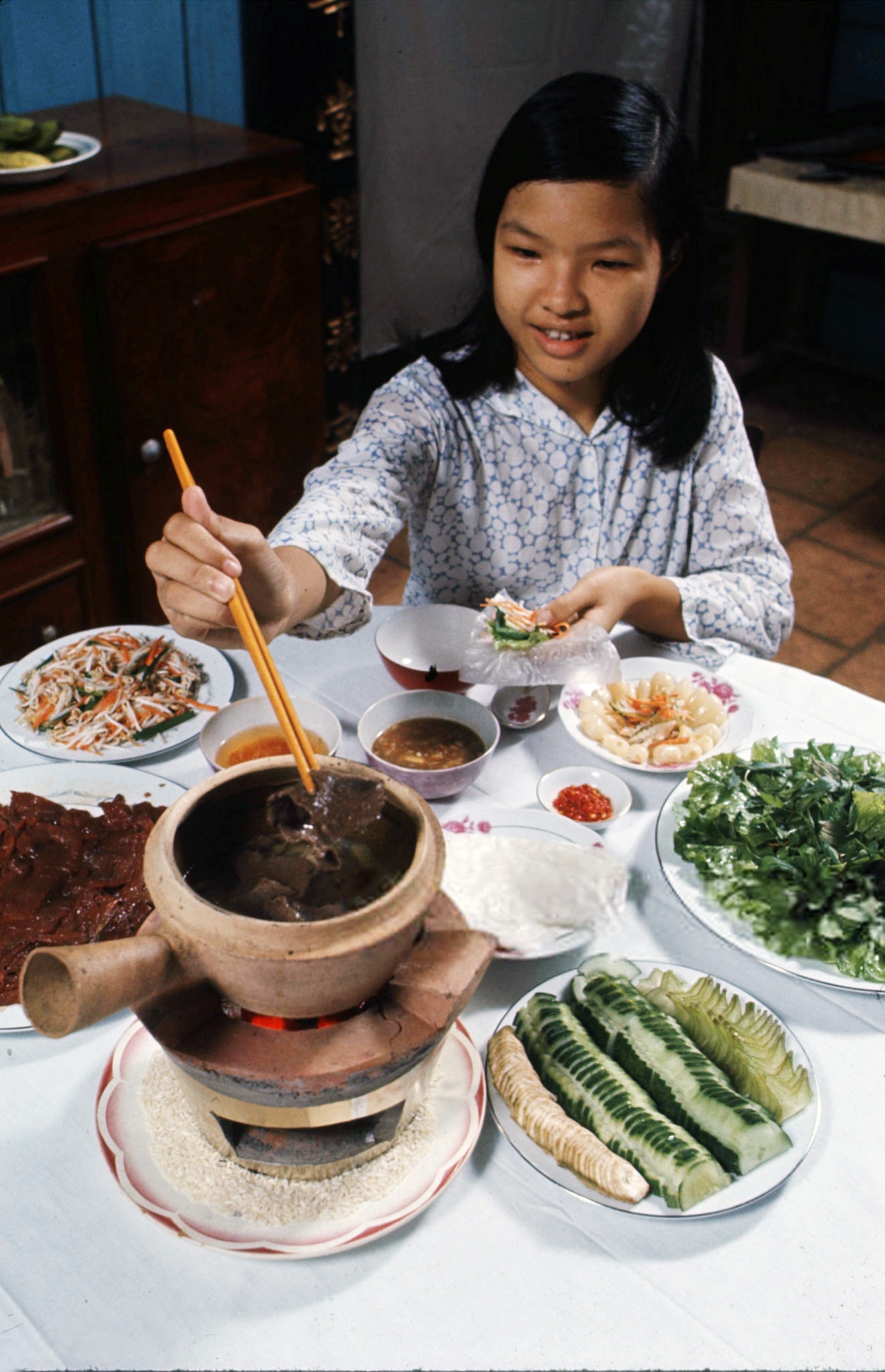 Bò nhúng giấm cuốn bánh tráng phơi sương với dưa giá, dưa kiệu tôm khô, khế, dưa leo, chuối chát và rau sống, chấm mắm nêm.
