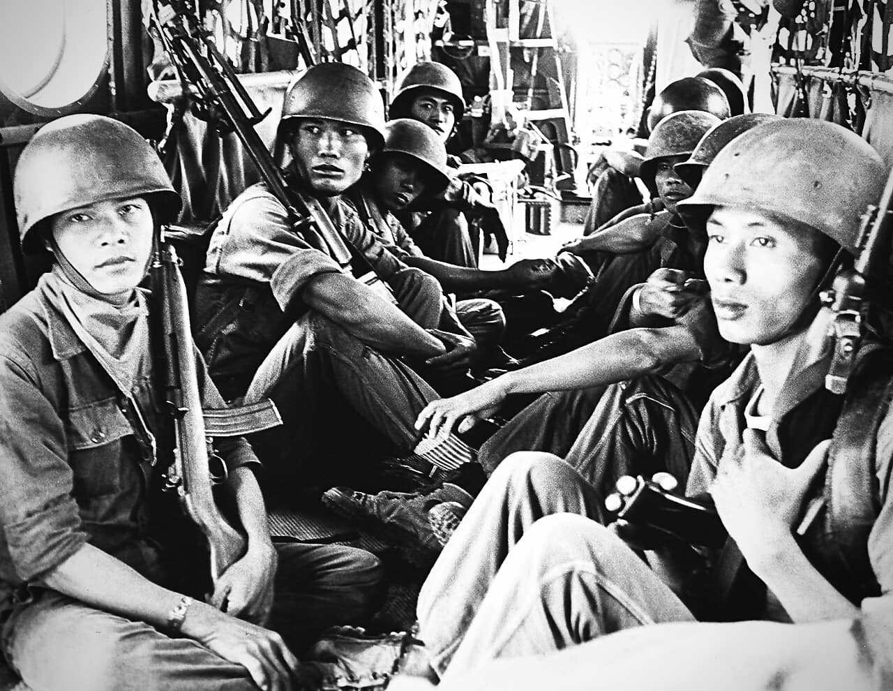 Ánh mắt hiền hòa , nhưng đầy nhiệt huyết của những người trai đáp lời sông núi.