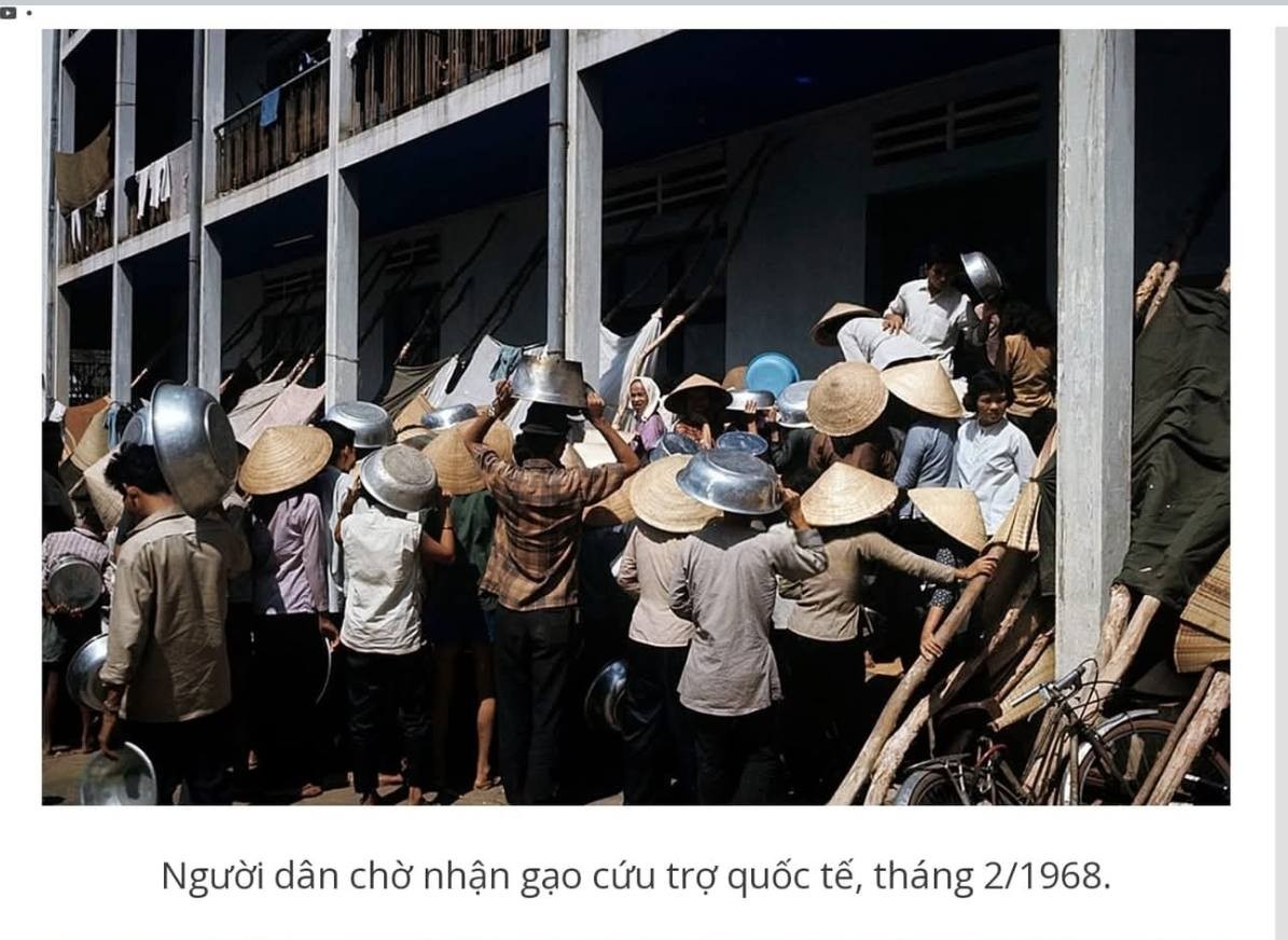 Nhận gạo cứu trợ