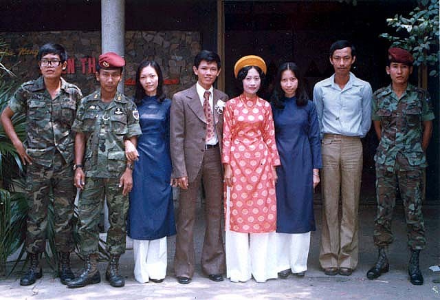 Các tân Thiếu úy Khóa 26 VBQGĐL. Đám cưới nhà binh 1974 tại Bình Định, đợt Liên đoàn 4 BĐQ hành quân tại đây.